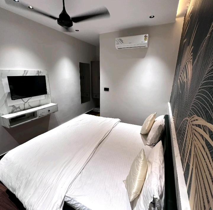 V Love Hotel Surat Exterior foto