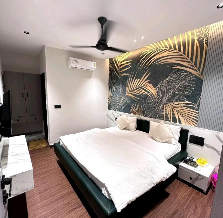 V Love Hotel Surat Exterior foto