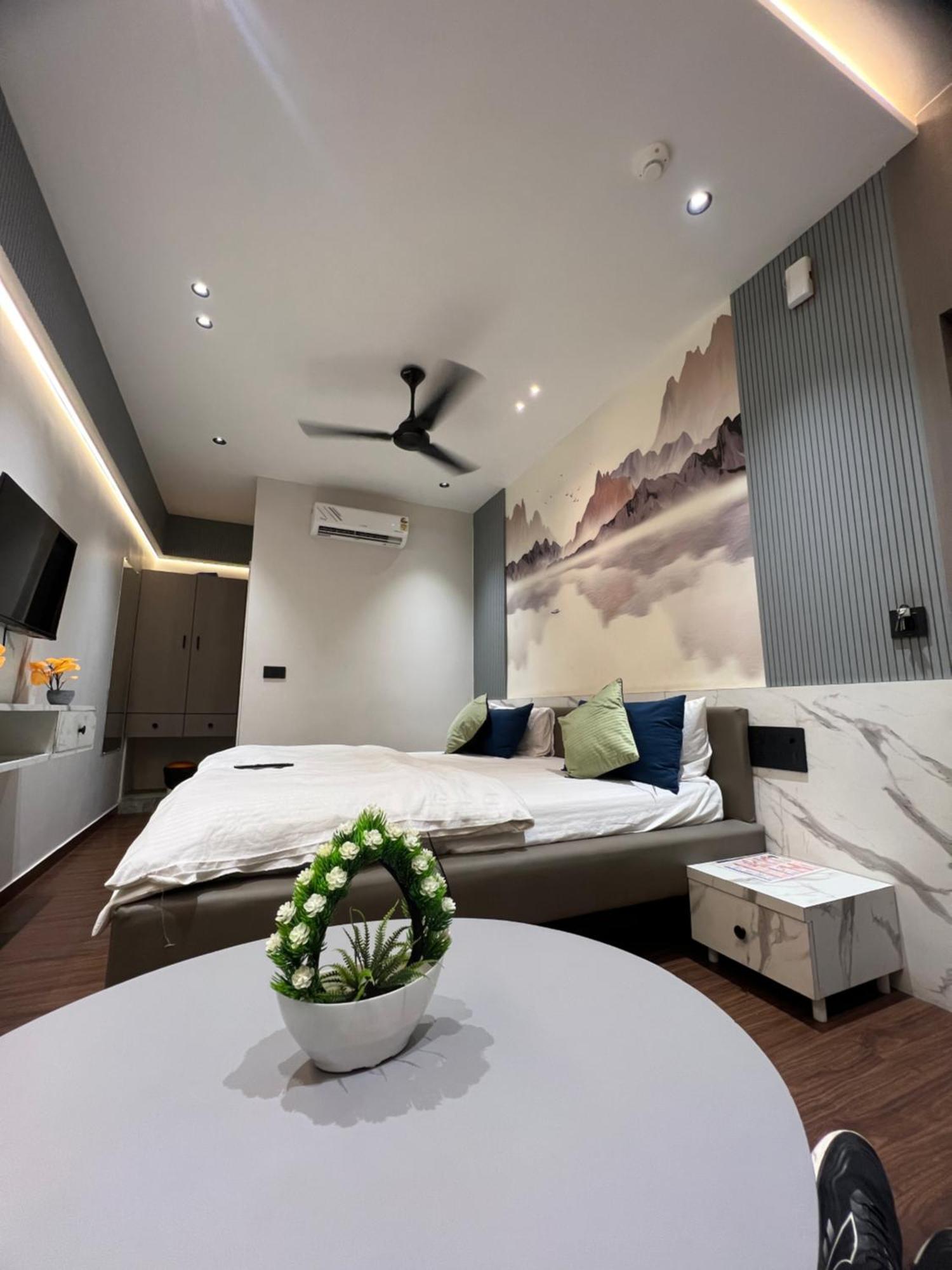 V Love Hotel Surat Exterior foto